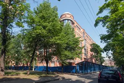 Жилой комплекс расположен в зеленом по меркам Петроградки месте