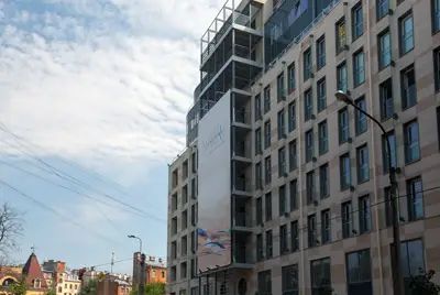 Фасад дома выполнен в строгом классическом стиле