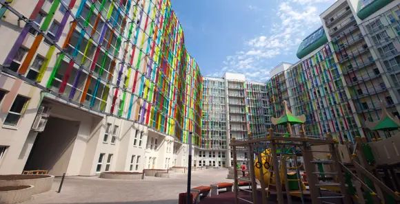 Внутренний двор поражает необычным колористическим решением 