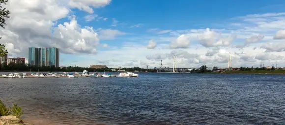 Рядом с ЖК «Речной» есть стоянка для катеров и даже небольшой пляж