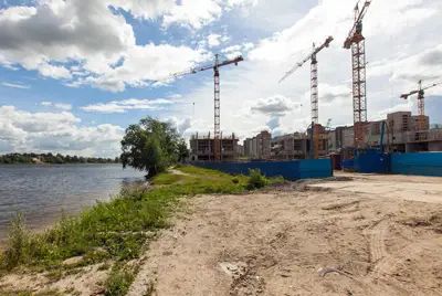 Один из корпусов буквально нависает на Невой