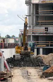 Параллельно с возведением стен рабочие копают траншею для газопровода