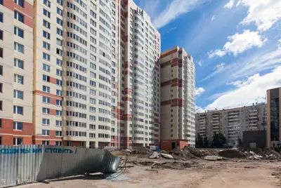 Территорию вокруг пока несданного корпуса начали благоустраивать