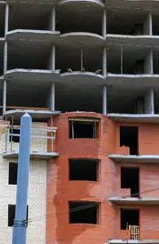 Кирпичная кладка остановилась на уровне десятого этажа