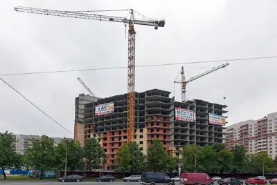 Краны на строительной площадке замерли
