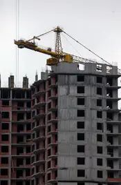 На одном из корпусов второй очереди работает кран