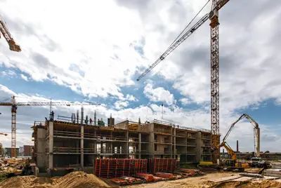 На пилотном корпусе монолитные работы уже идут на уровне 4-го этажа