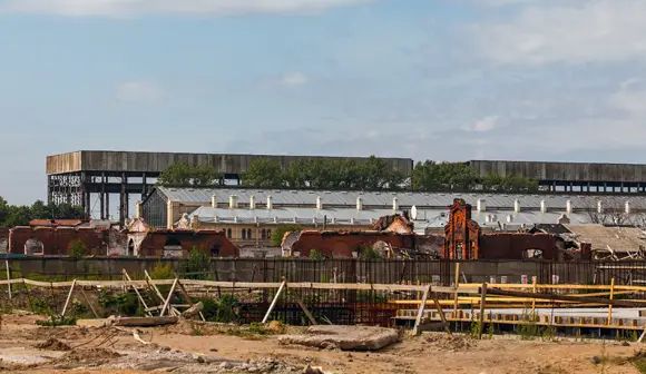 На заднем плане территории, которые также будут застроены. Нетронутым окажутся лишь здания, принадлежащие РЖД