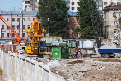 Производится забивка пробных свай