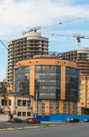 Непосредственно на набережную Обводного канала выходят 8-этажные здания