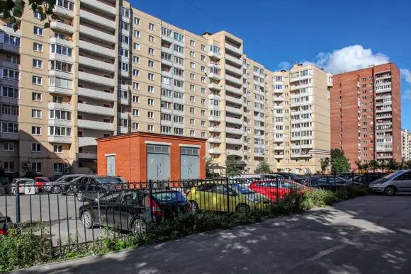 Модернизированная 137-я, за ней – кирпичная типовая вставка