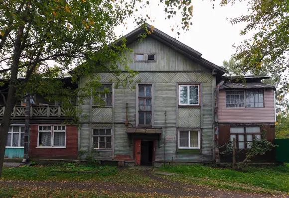 Деревянный многоквартирный дом – самое дешевое жилье Петербурга