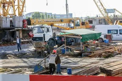 На стройплощадке кипит работа