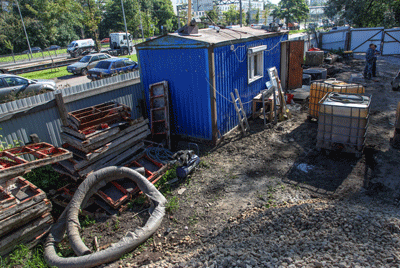 Рабочие ставят бытовки