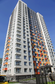 Дом отличается интересным цветным фасадом