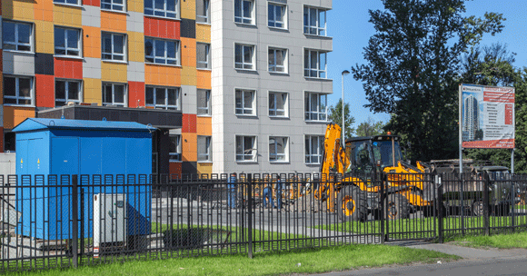 Между газонами продолжают тянуть электрокабель