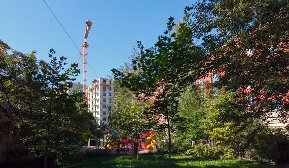 В соседнем здании находится встроенный детский сад