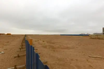 Пока огорожена площадка только для двух домов первой очереди Пока огорожена площадка только для двух домов первой очереди