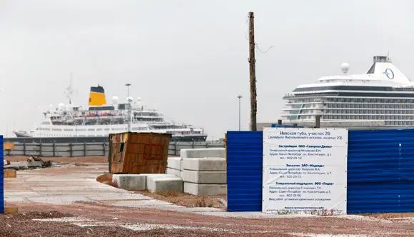 Строительная площадка ЖК «Артур Грей» огорожена забором, но внутри нет даже охраны Строительная площадка ЖК «Артур Грей» огорожена забором, но внутри нет даже охраны