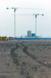 На намыве есть несколько временных бетонных дорог, но некоторые водители предпочитают срезать На намыве есть несколько временных бетонных дорог, но некоторые водители предпочитают срезать