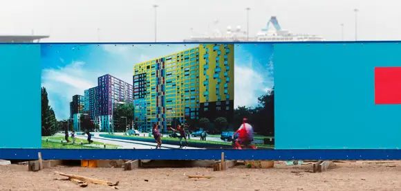 Строительный забор украшен рендерами будущего ЖК Строительный забор украшен рендерами будущего ЖК