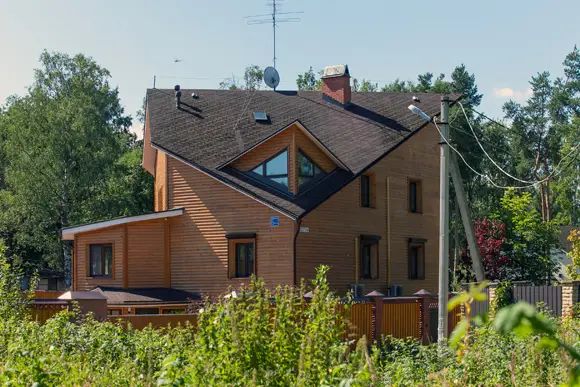 Коттеджи бизнес-класса сейчас продаются очень плохо, поэтому продавцам приходится делать существенные скидки