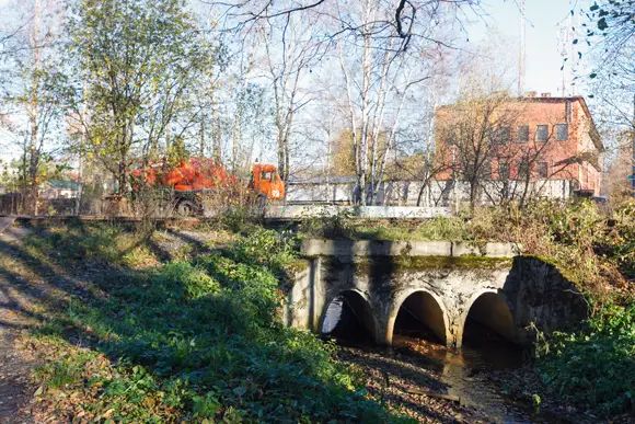 Железнодорожная ветка, ведущая к причалу, сохранилась. Но поезда здесь не ходят