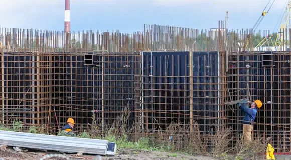 Заливаются бетоном перекрытия цокольного этажа