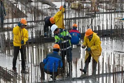 Рабочих на площадке достаточно много