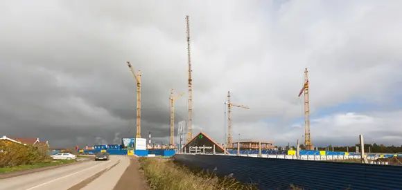 Слева - узкое двухполосное шоссе в Лаврики