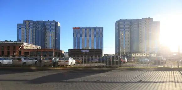 В составе ЖК четыре корпуса, один из них с данного ракурса не виден