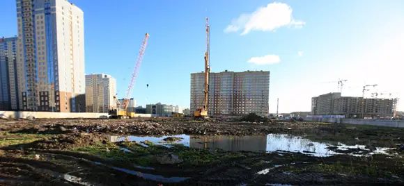 Забиваются пробные сваи – самое начало нулевого цикла