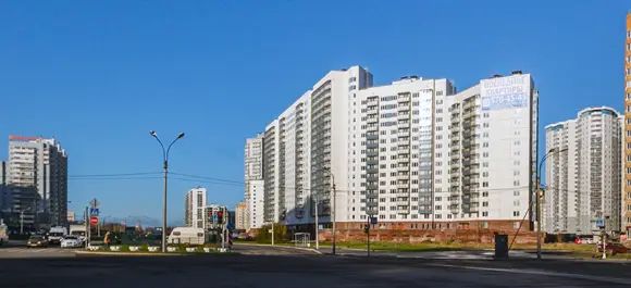 Фасады выходят на шумные улицы Туристская и Оптиков