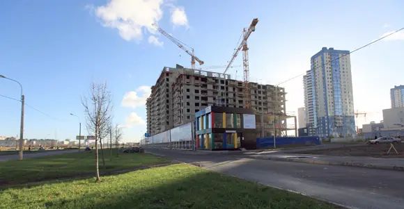 Фасад самого высокого корпуса выходит на улицу Оптиков