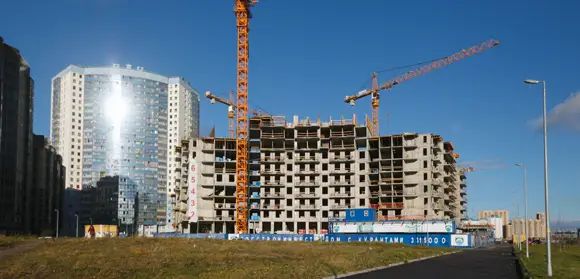 Сразу за стройплощадкой находится дом, построенный для сотрудников Погранслужбы РФ