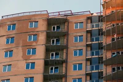 Большая часть лоджий еще не остеклена