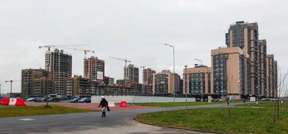 Два симметричных здания построены по берегам Матисова канала