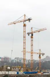 Рабочие возводят первый этаж