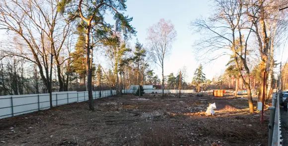 Площадка под строительство уже расчищена и огорожена, но основной этап работ начнется в 2014 году