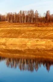 Напротив «Земляничной поляны» расположено искусственное озеро, образовавшееся на месте добычи песка