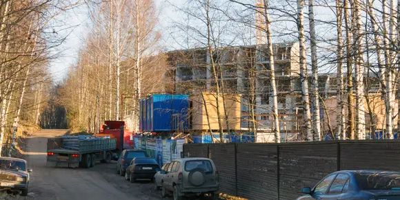 Жилой комплекс расположен на холмах, эта особенность ландшафта интересно обыграна архитектором