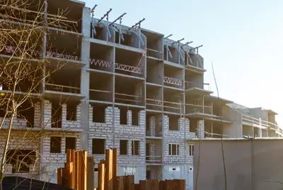 Строительство «Земляничной поляны» ведется достаточно активно и, по-видимому, комплекс будет сдан в срок