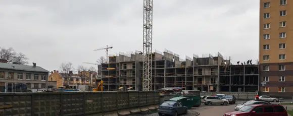 Справа от новостройки находится первая очередь «Александрии» - готовая, но до конца так и не сданная