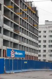 Сразу за новостройкой находится несколько других домов – как новостроек, так и еще советской постройки