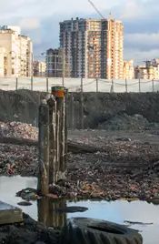 На площадке вбиваются первые сваи