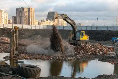 Застройщику пришлось срыть грунт на глубину нескольких метров