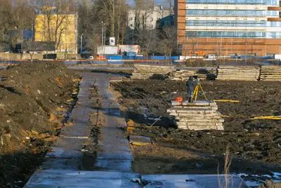 За работой мы застали только одинокого геодезиста