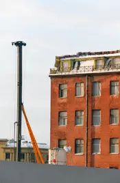 Пока на площадке можно заметить только буронабивные машины