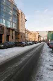 Слева - готовый корпус первой очереди ЖК