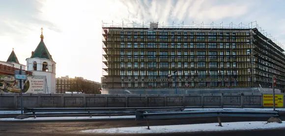 Этот корпус, несмотря на то, что он весь в лесах, уже получил разрешение на ввод 